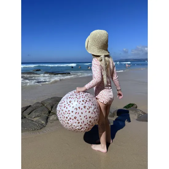 Užite si veľa zábavy s touto nafukovacou loptou od Swim Essentials s leopardím motívom. Všetci vám ju budú závidieť. Je skvelá ako nafukovacia plážová lopta, ale využijete ju aj doma na záhrade či na chalupe.