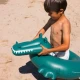 Nafukovacie koleso v tvare zeleného krokodíla – zábavná letná hračka pre deti od Swim Essentials