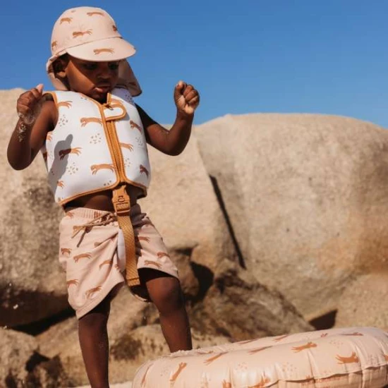 Praktický letný klobúčik s ochranou krku od Swim Essentials s leopardím motívom ochráni deti pred UV žiarením.