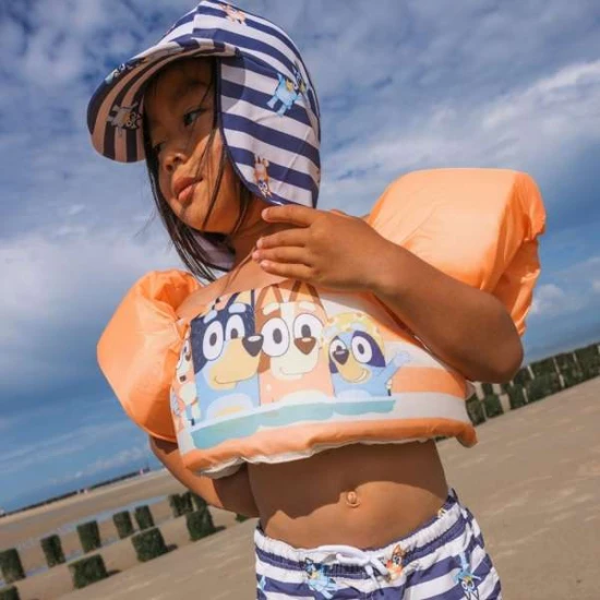 Štýlová a bezpečná plávacia vesta s rukávnikmi pre deti Swim Essentials Bluey