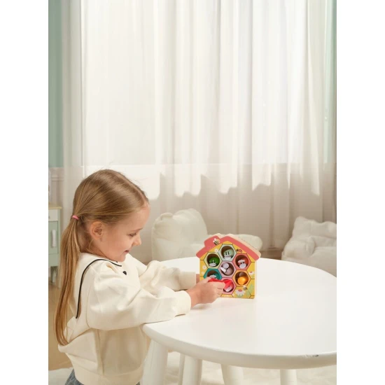 Montessori drevená hra s pestrofarebnými včielkami a pinzetou na rozvoj motorických a vizuálnych zručností detí.