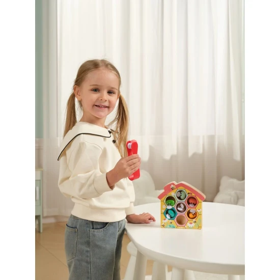 Montessori drevená hra s pestrofarebnými včielkami a pinzetou na rozvoj motorických a vizuálnych zručností detí.