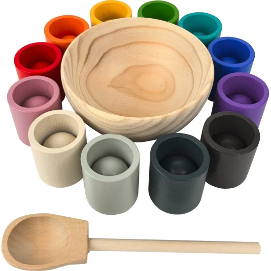 Montessori drevená hra pre deti s farebnými guličkami, lyžicou a kalíškom na rozvoj motoriky a zmyslov.