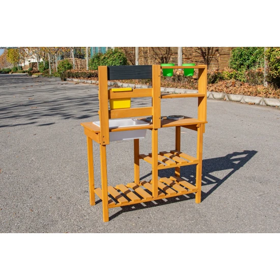 Drevená záhradná kuchynka s drezom