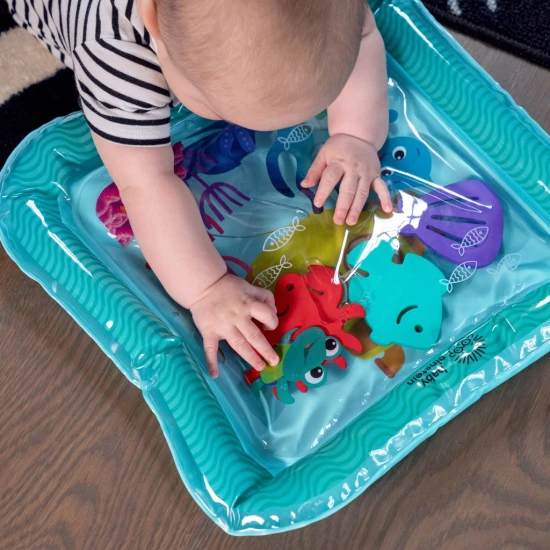 Baby Einstein Vodná podložka Sensory Splash 0m+ Detská plniteľná vodná podložka Baby Einstein Ocean Explorers Sensory Splash Water Mat s plávajúcimi morskými živočíchmi podporuje hru na brušku a rozvoj jemnej motoriky.