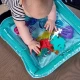 Baby Einstein Vodná podložka Sensory Splash 0m+ Detská plniteľná vodná podložka Baby Einstein Ocean Explorers Sensory Splash Water Mat s plávajúcimi morskými živočíchmi podporuje hru na brušku a rozvoj jemnej motoriky.