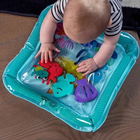 Baby Einstein Vodná podložka Sensory Splash 0m+ Detská plniteľná vodná podložka Baby Einstein Ocean Explorers Sensory Splash Water Mat s plávajúcimi morskými živočíchmi podporuje hru na brušku a rozvoj jemnej motoriky.