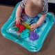 Baby Einstein Vodná podložka Sensory Splash 0m+ Detská plniteľná vodná podložka Baby Einstein Ocean Explorers Sensory Splash Water Mat s plávajúcimi morskými živočíchmi podporuje hru na brušku a rozvoj jemnej motoriky.
