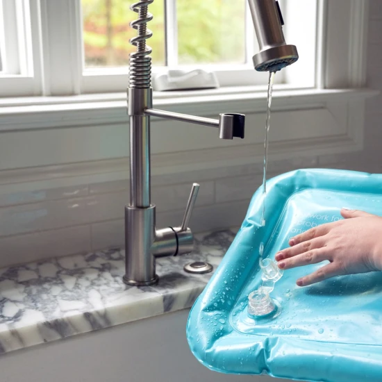 Baby Einstein Vodná podložka Sensory Splash 0m+ Detská plniteľná vodná podložka Baby Einstein Ocean Explorers Sensory Splash Water Mat s plávajúcimi morskými živočíchmi podporuje hru na brušku a rozvoj jemnej motoriky.