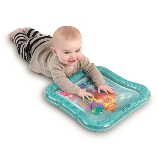 Baby Einstein Vodná podložka Sensory Splash 0m+ Detská plniteľná vodná podložka Baby Einstein Ocean Explorers Sensory Splash Water Mat s plávajúcimi morskými živočíchmi podporuje hru na brušku a rozvoj jemnej motoriky.
