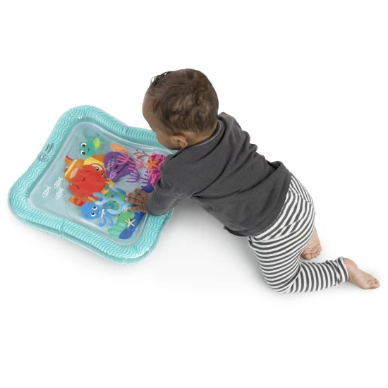 Baby Einstein Vodná podložka Sensory Splash 0m+ Detská plniteľná vodná podložka Baby Einstein Ocean Explorers Sensory Splash Water Mat s plávajúcimi morskými živočíchmi podporuje hru na brušku a rozvoj jemnej motoriky.
