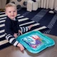 Baby Einstein Vodná podložka Sensory Splash 0m+ Detská plniteľná vodná podložka Baby Einstein Ocean Explorers Sensory Splash Water Mat s plávajúcimi morskými živočíchmi podporuje hru na brušku a rozvoj jemnej motoriky.