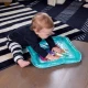Baby Einstein Vodná podložka Sensory Splash 0m+ Detská plniteľná vodná podložka Baby Einstein Ocean Explorers Sensory Splash Water Mat s plávajúcimi morskými živočíchmi podporuje hru na brušku a rozvoj jemnej motoriky.