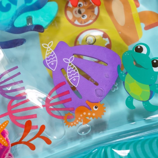 Baby Einstein Vodná podložka Sensory Splash 0m+ Detská plniteľná vodná podložka Baby Einstein Ocean Explorers Sensory Splash Water Mat s plávajúcimi morskými živočíchmi podporuje hru na brušku a rozvoj jemnej motoriky.
