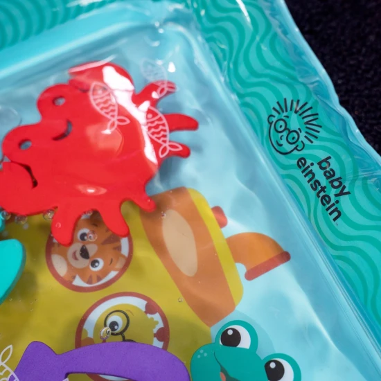 Baby Einstein Vodná podložka Sensory Splash 0m+ Detská plniteľná vodná podložka Baby Einstein Ocean Explorers Sensory Splash Water Mat s plávajúcimi morskými živočíchmi podporuje hru na brušku a rozvoj jemnej motoriky.