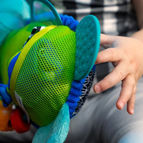 Hračka aktívna na C krúžku korytnačka Neptune’s Sensory Sidekick™ 0m+ Hračka aktívna na C krúžku korytnačka Neptune’s Sensory Sidekick™ 0m+ Baby Einstein 13156-6
