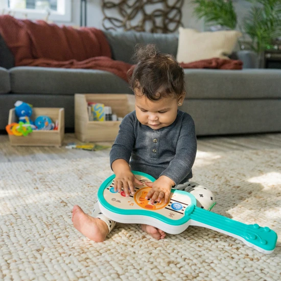 Hračka hudobná drevená ukulele Magic Touch HAPE 6m+ Baby Einstein 12609-6