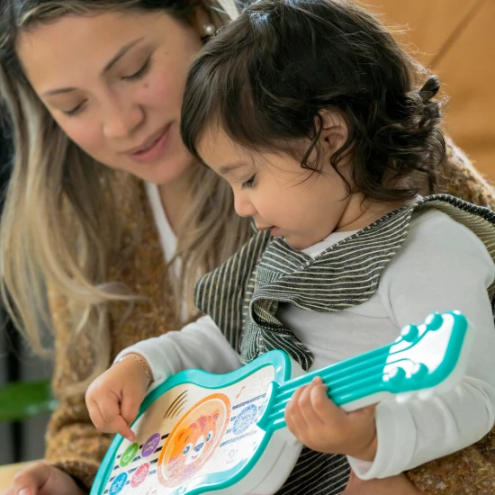 Hračka hudobná drevená ukulele Magic Touch HAPE 6m+ Baby Einstein 12609-6
