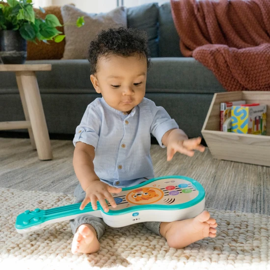Hračka hudobná drevená ukulele Magic Touch HAPE 6m+ Baby Einstein 12609-6