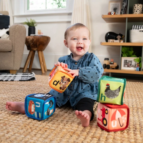 Hračka textilná kocky abeceda Alpha Stacks™ 4ks, 3m+ Baby Einstein 17304-4