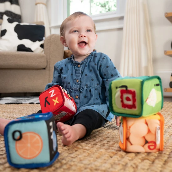 Hračka textilná kocky abeceda Alpha Stacks™ 4ks, 3m+ Baby Einstein 17304-4