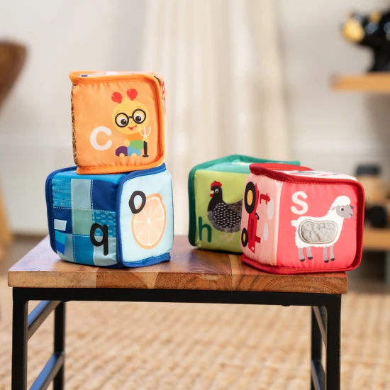 Hračka textilná kocky abeceda Alpha Stacks™ 4ks, 3m+ Baby Einstein 17304-4