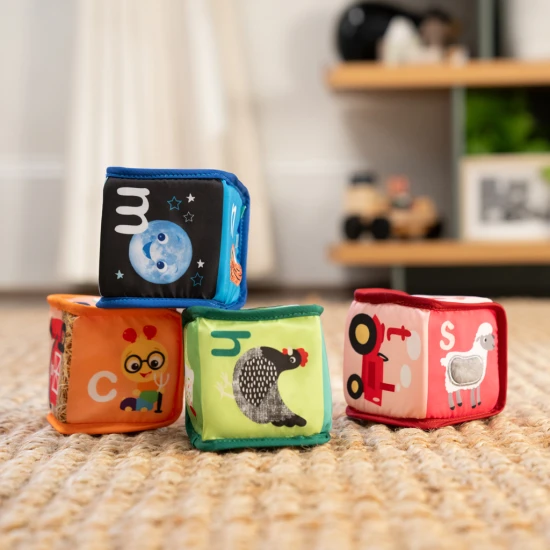Hračka textilná kocky abeceda Alpha Stacks™ 4ks, 3m+ Baby Einstein 17304-4