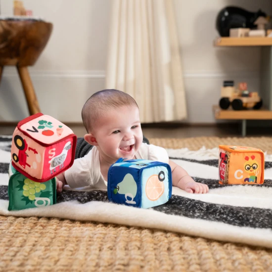 Hračka textilná kocky abeceda Alpha Stacks™ 4ks, 3m+ Baby Einstein 17304-4