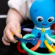 Hryzačka/hrkálka Opus’s Shake & Soothe™ 0m+ Baby Einstein 13157-6