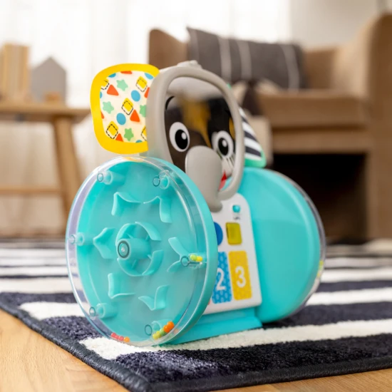 Baby Einstein Hudobný slon Váľajte sa, skúmajte a učte sa s interaktívnou plaziacou hračkou Baby Einstein.