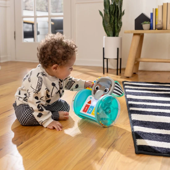 Baby Einstein Hudobný slon Váľajte sa, skúmajte a učte sa s interaktívnou plaziacou hračkou Baby Einstein.