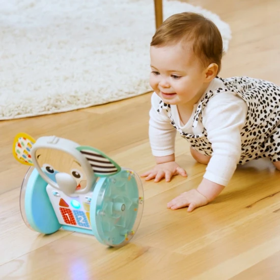 Baby Einstein Hudobný slon Váľajte sa, skúmajte a učte sa s interaktívnou plaziacou hračkou Baby Einstein.
