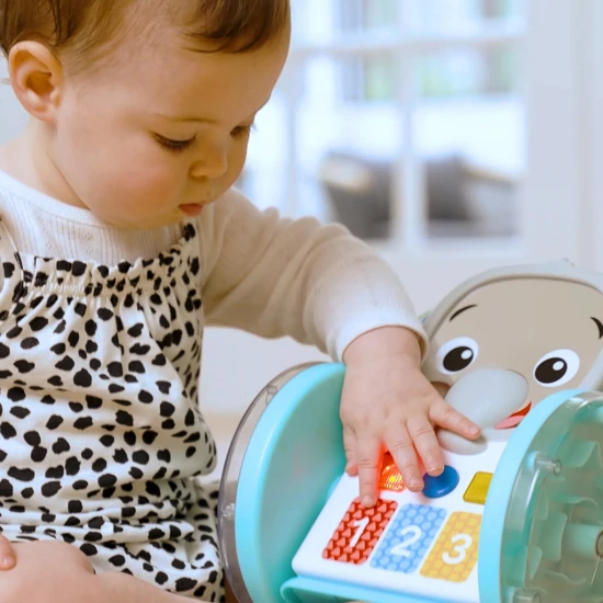 Baby Einstein Hudobný slon Váľajte sa, skúmajte a učte sa s interaktívnou plaziacou hračkou Baby Einstein.