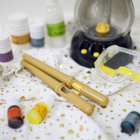 Sada je tematicky ladená ako dielňa malého "chemického čarodejníka" so všetkými potrebnými pomôckami. 