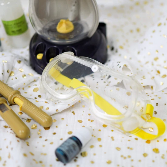 Sada je tematicky ladená ako dielňa malého "chemického čarodejníka" so všetkými potrebnými pomôckami. 