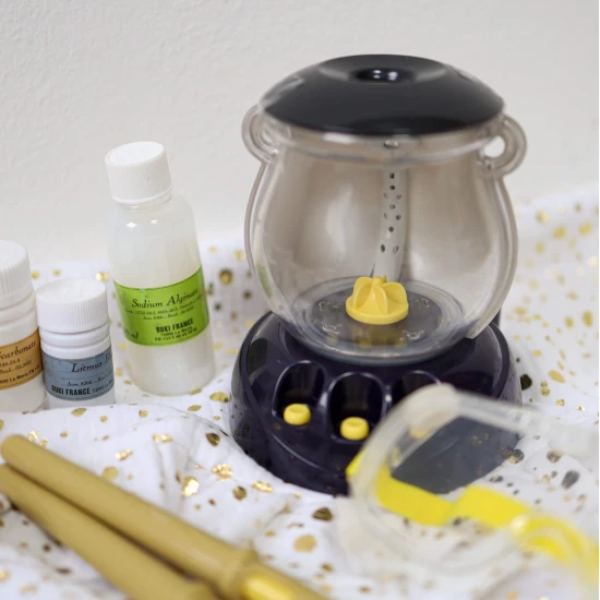 Sada je tematicky ladená ako dielňa malého "chemického čarodejníka" so všetkými potrebnými pomôckami. 