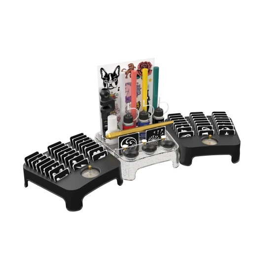 Detské kadernícke štúdio s realistickou stylingovou hlavou a kaderníckymi doplnkami.