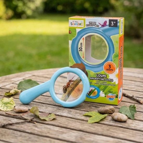 Veľká lupa určená pre deti. Hlavná zväčšovacia šošovka má priemer 9cm a zväčšuje 2x a sú na nej umiestnené 2 polia so zväčšením 3x a 4x. 