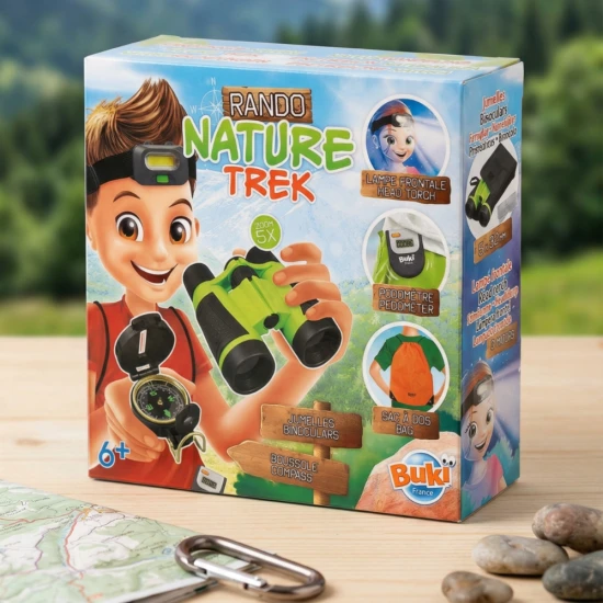 Detská súprava obsahuje ďalekohľad s priblížením 5x, obalom a utierkou na šošovky, kompas, čelovku s LED, krokomer na meranie fyzickej aktivity a vak na chrbát.