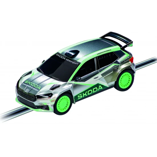 Autodráha Carrera GO Škoda Rally s autíčkami FABIA RS na akčnej trati.
