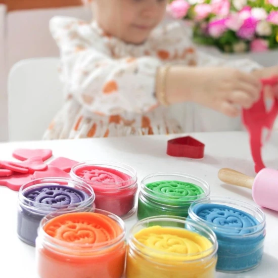 Kreatívna modelovacia sada Ovocie ChildGen s farebnou plastelínou, s vykrajovačkami - ovocie a zelenina a valčekom. 