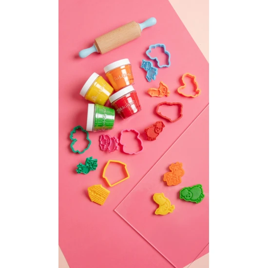 Kreatívna modelovacia sada Farma ChildGen s farebnou plastelínou, farmárskymi vykrajovačkami a dreveným valčekom