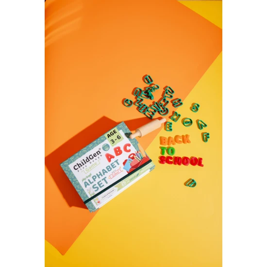 ChildGen Modelovacia sada Abeceda - prírodná plastelína s formičkami a hracou podložkou.