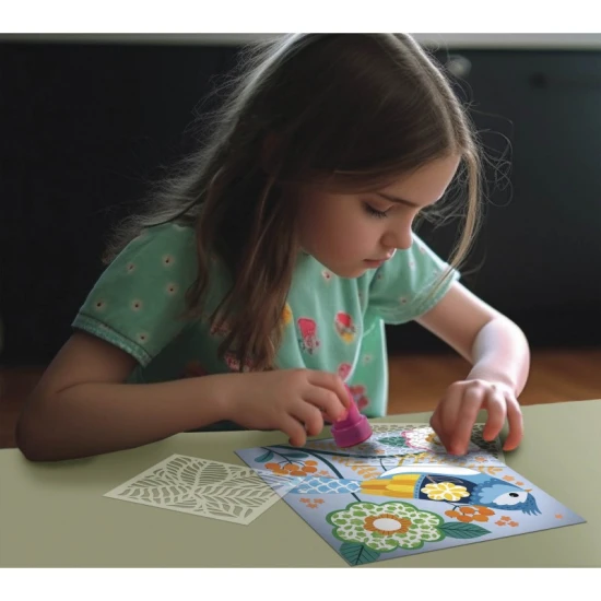 Maľovanie pomocou farebných pečiatok je kreatívna sada.