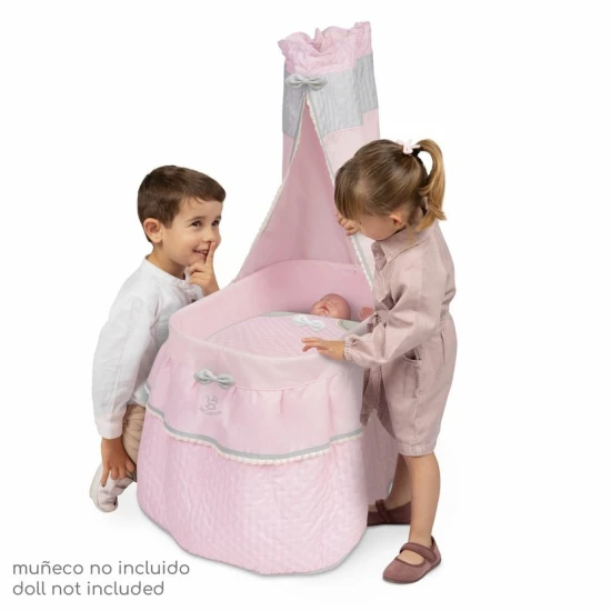 Pojazdná postieľka pre bábiky DeCuevas 51075 s nebesami a perinkou z kolekcie Sophie 2025 v jemnom ružovom dizajne.