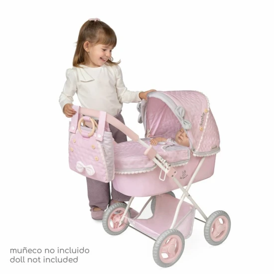 Sklápací kočiarik pre bábiky DeCuevas 85075 so slnečníkom a taškou z kolekcie Sophie 2025 v jemných pastelových farbách.