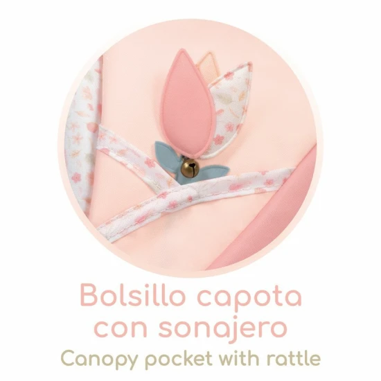 Kočík pre bábiky DeCuevas Tulipe 2025 v pastelových farbách s tulipánovým dizajnom, pružinami na houpanie a sklápateľnou boudičkou.