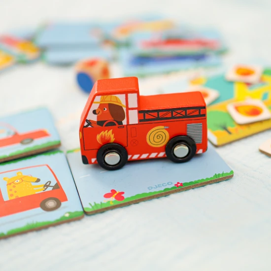 Pomôžte hasičom dostať sa včas na miesto požiaru, aby mohli zahasiť oheň a zachrániť dom. 