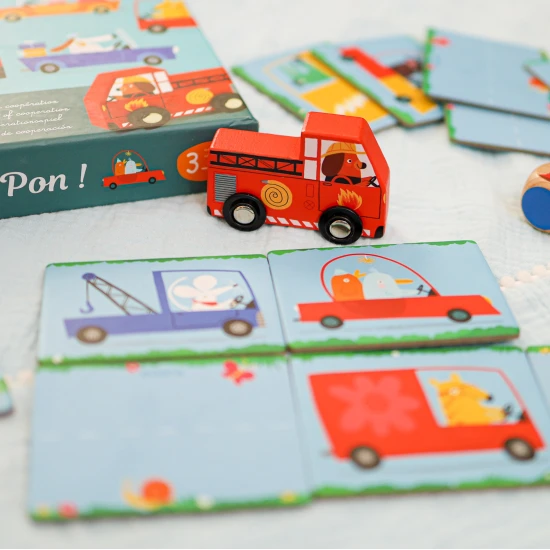 Pomôžte hasičom dostať sa včas na miesto požiaru, aby mohli zahasiť oheň a zachrániť dom. 