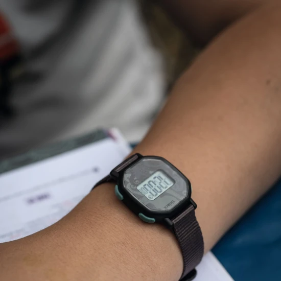 Náramkové digitálne hodinky Ticlock: Čierna chobotnica